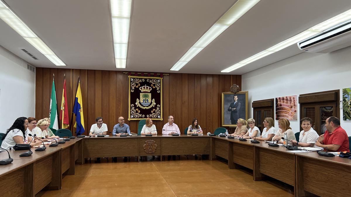 Participantes en la mesa de negociación sobre los cuadrantes de la ayuda a domicilio de Palma del Río.