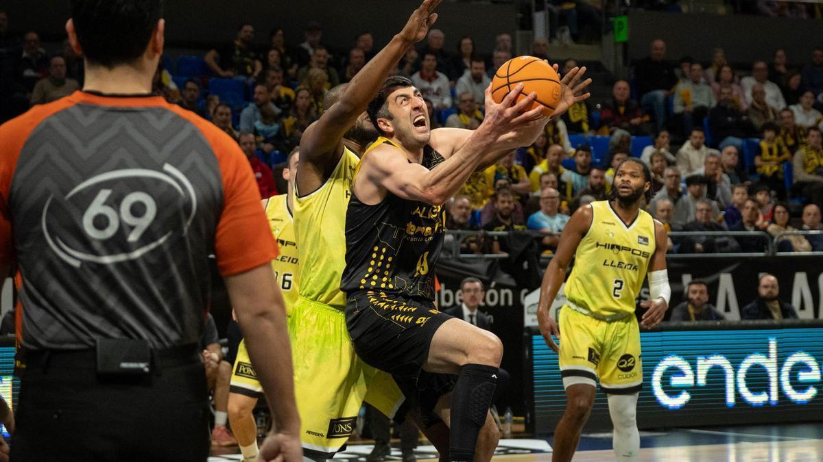 Shermadini trata de anotar ante la defensa de Diagne.