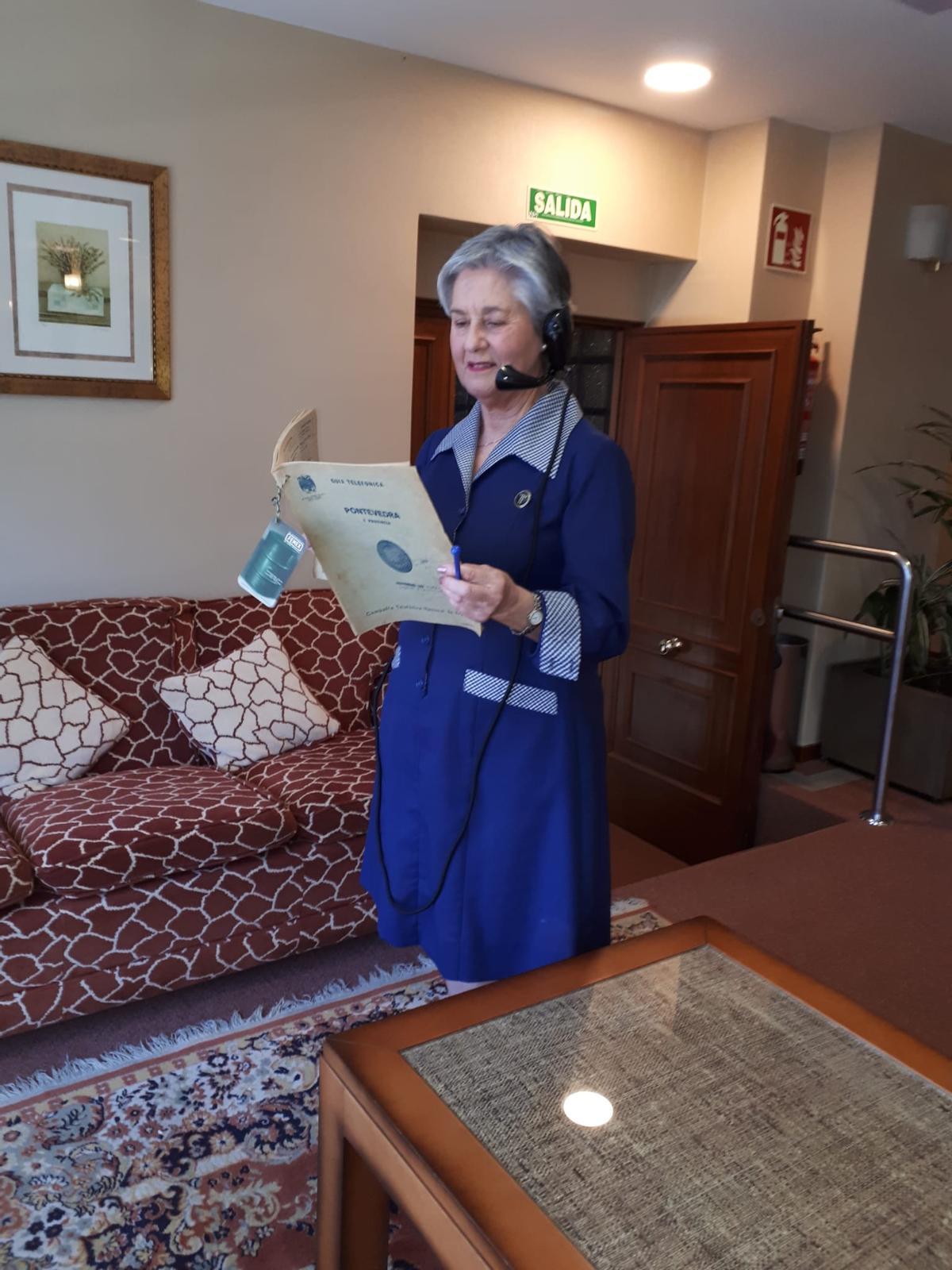 Luchy vestida con su uniforme de telefonista.