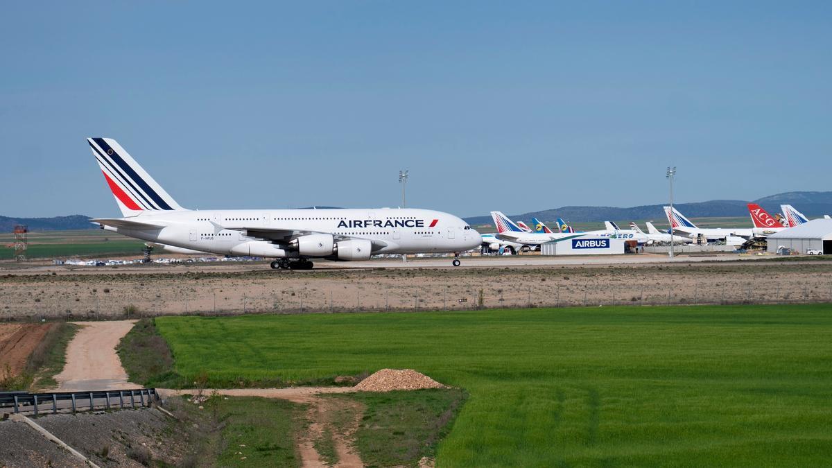 Aviones estacionados en el aeropuerto de Teruel.