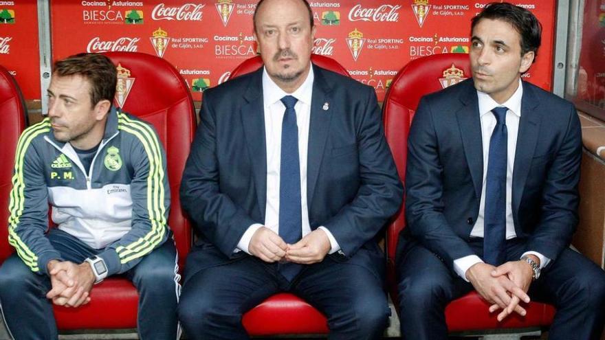 Benitez, en el banquillo, durante su estreno como técnico del Madrid en Liga junto a sus ayudantes. j. j.