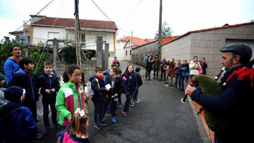 Los alumnos durante su actuación en la calle. // Iñaki Abella