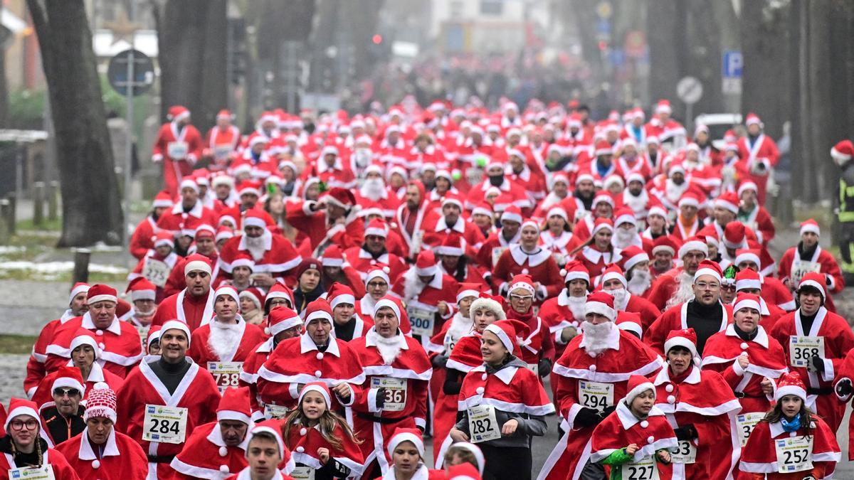 Carrera multitudinaria de papas Noel en Michendorf (Alemania)