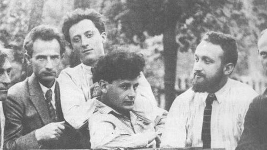 Miembros del Khalyastre, un movimiento literario expresionista polaco en lengua yiddish. Singer, a la derecha