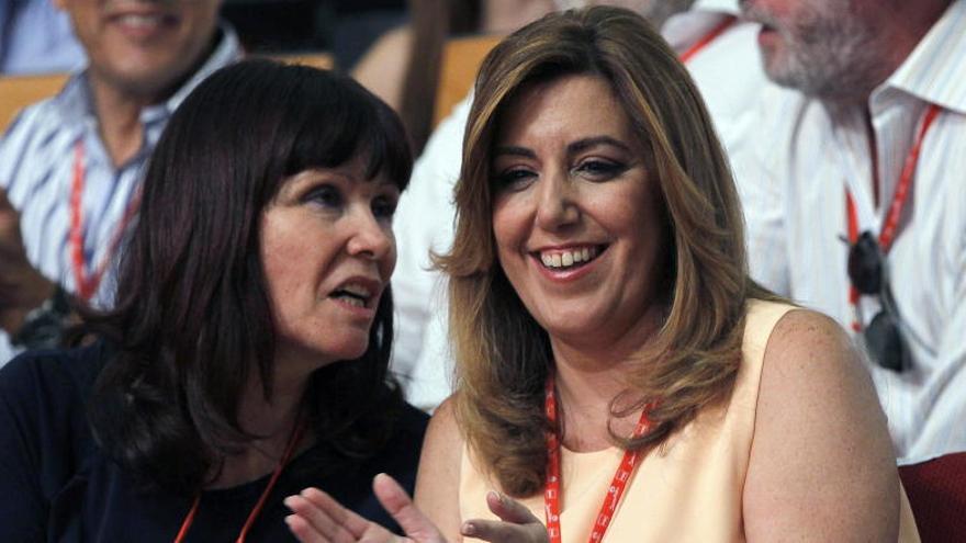 Micaela Navarro (i) junto a Susana Díaz (d) en el Congreso.