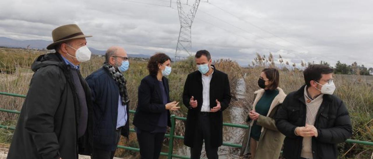 Representantes municipales y autonómicos en la desembocadura del río. | ANTONIO AMORÓS