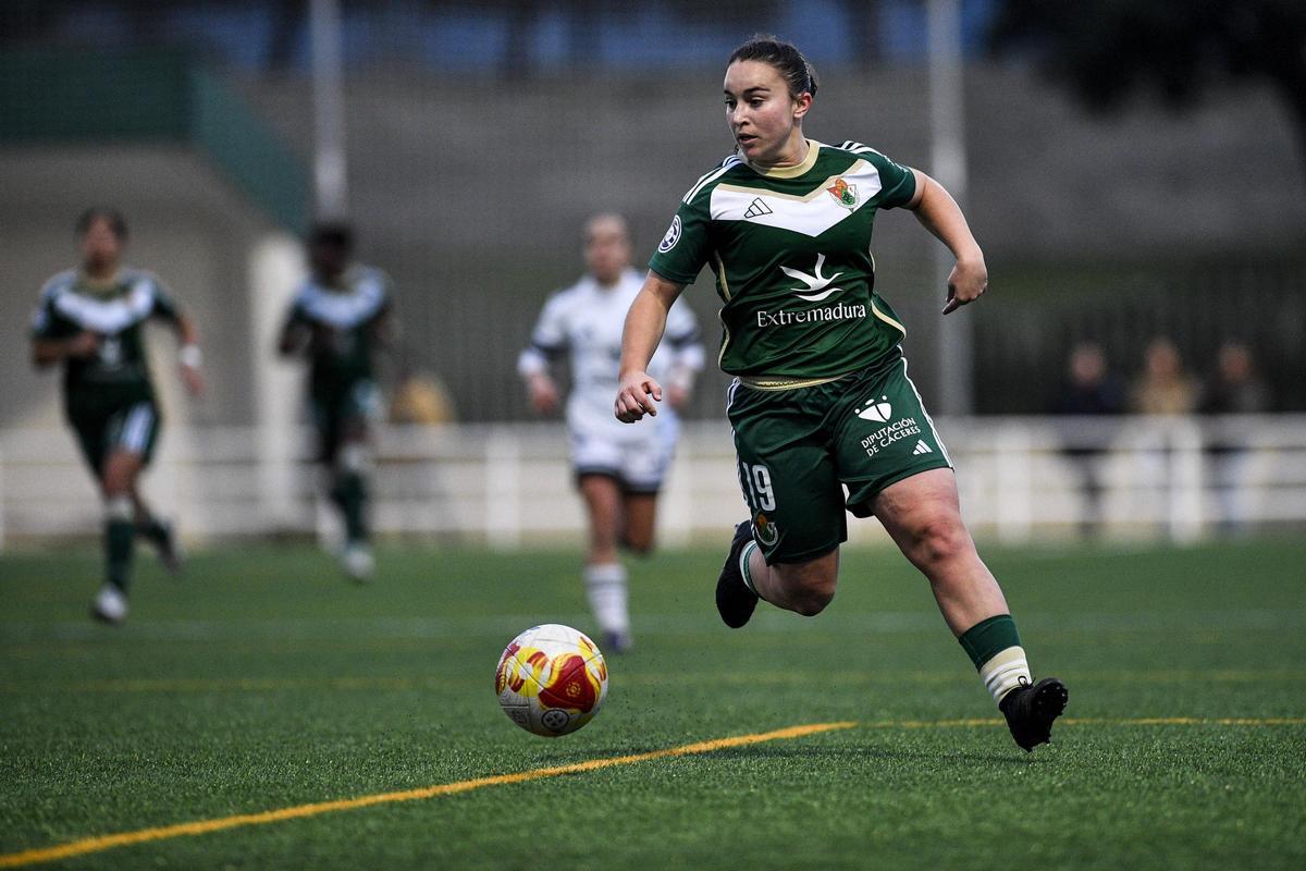 Sara Carrillo, con el balón, en el partido del domingo pasado.