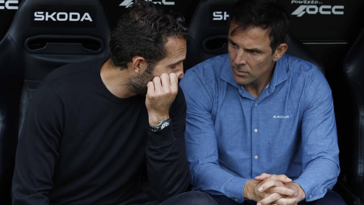 Baraja y Marchena hablando en el banquillo.