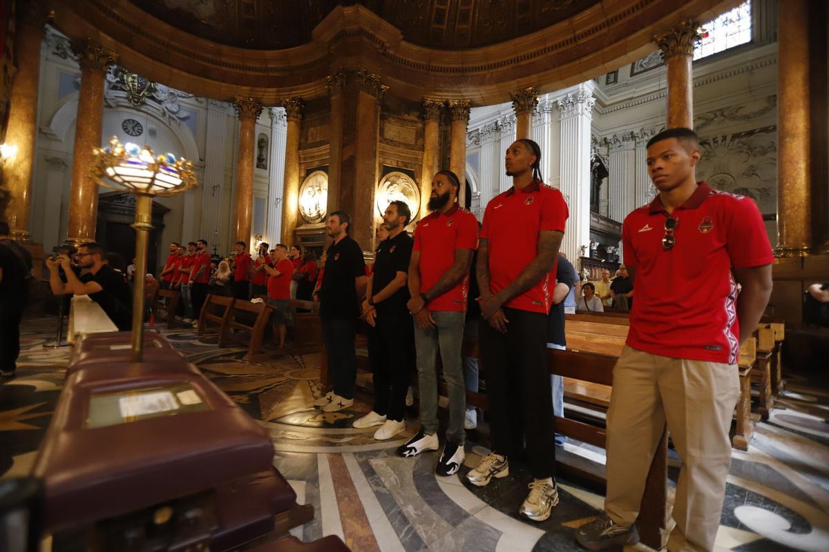 Ofrenda de flores y visita al ayuntamiento del Casademont Zaragoza Ofrenda de flores y visita al ayuntamiento del Casademont Zaragoza