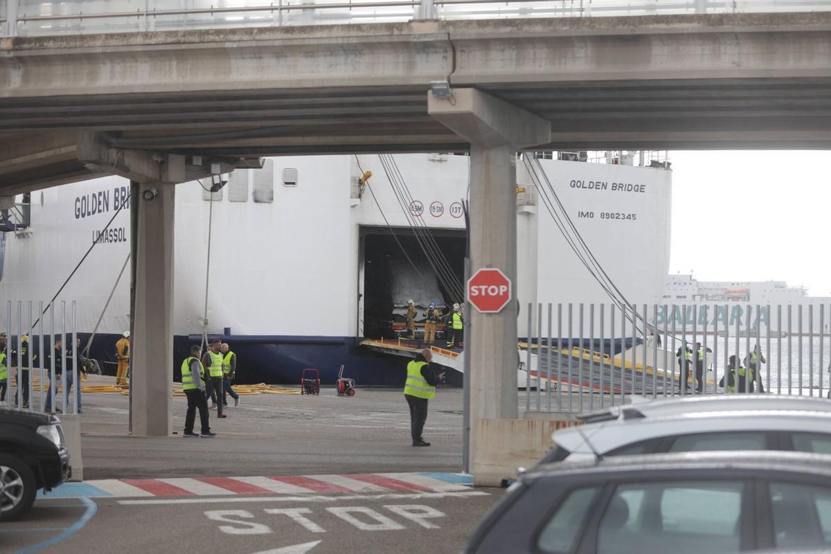 FOTOS | Nuevo incendio en la bodega de un ferry que cubría la ruta Barcelona-Palma FOTOS | Nuevo incendio en la bodega de un ferry que cubría la ruta Barcelona-Palma