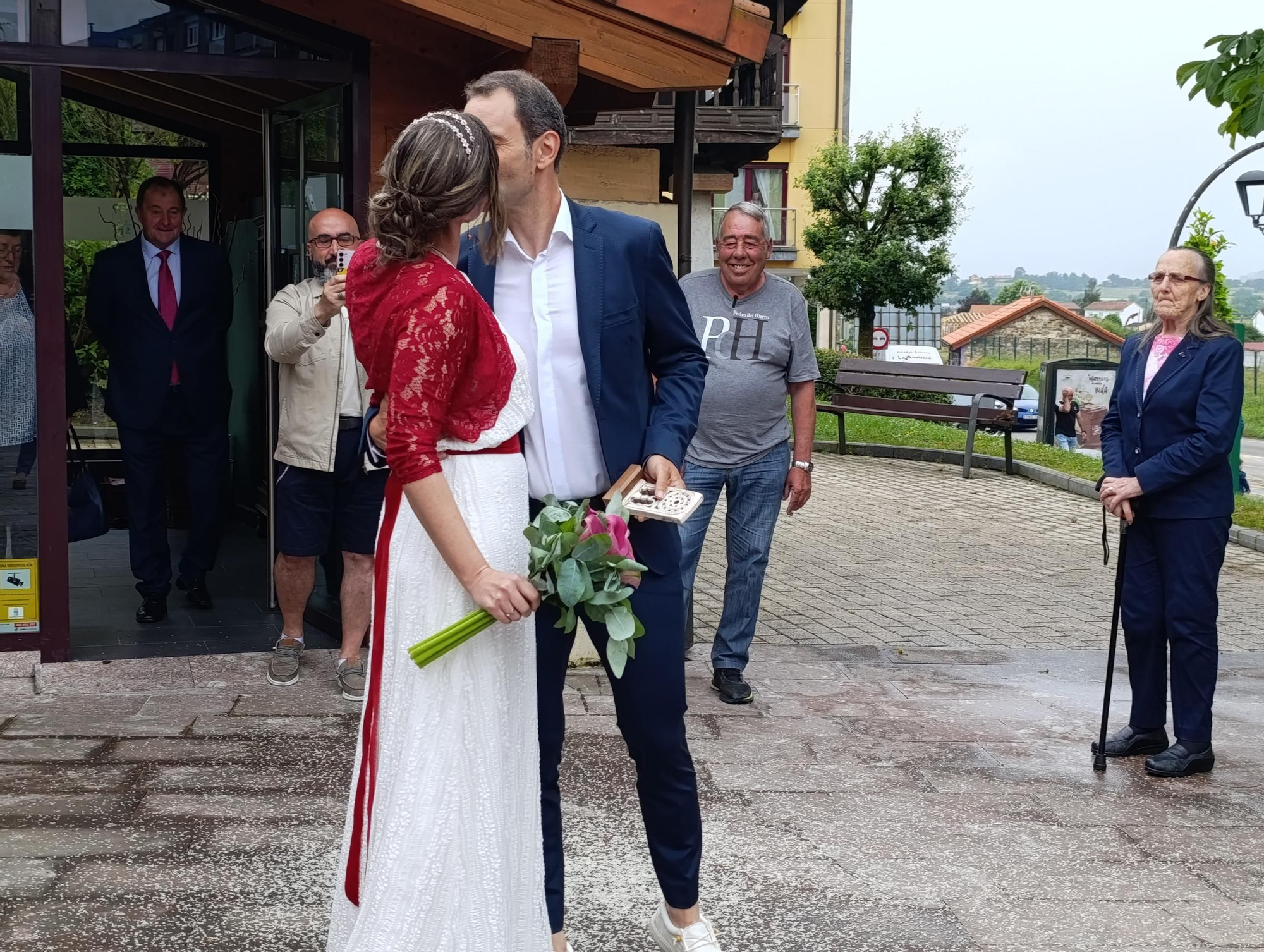 Coral Álvarez y Santiago Valladares se dan el "Sí, quiero" en Llanera