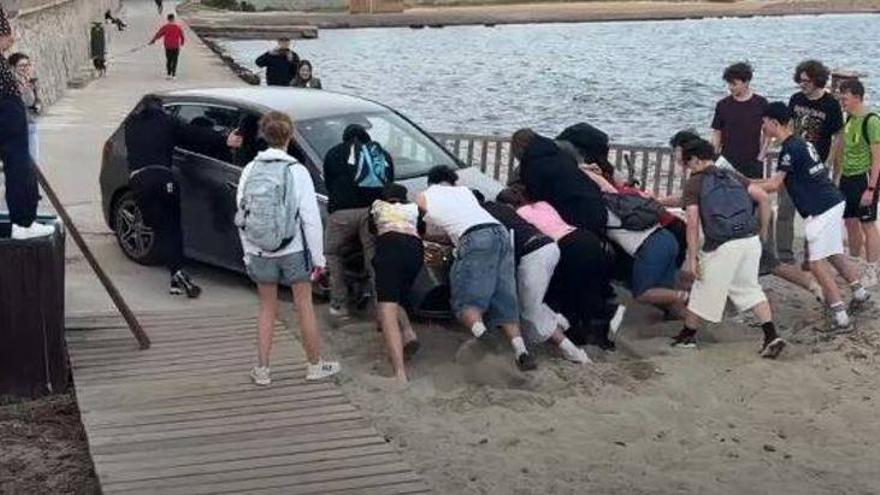 Ibiza pone freno a los coches en la arena de la playa: instalará pilonas para que no lleguen a Platja d'en Bossa