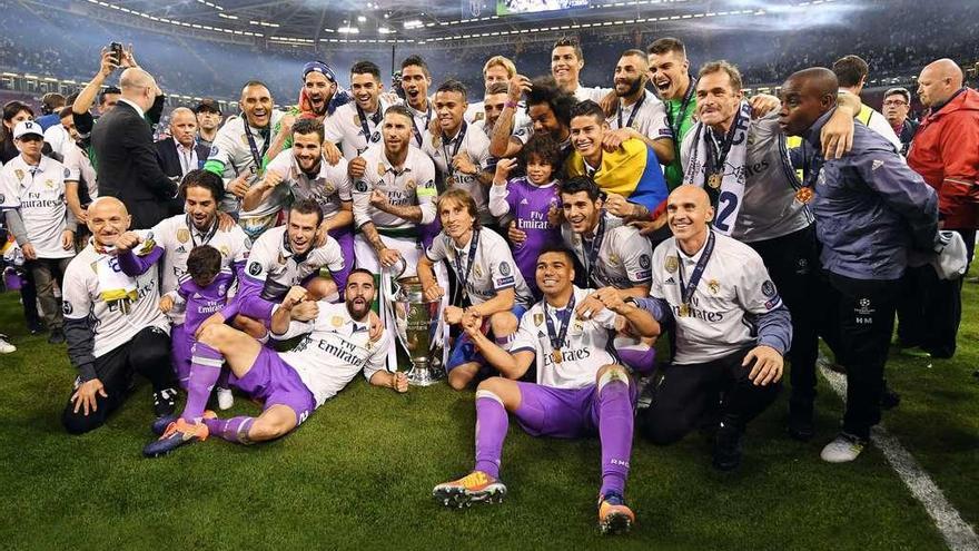 La plantilla del Real Madrid posa con el trofeo tras la final en Cardiff. // Reuters