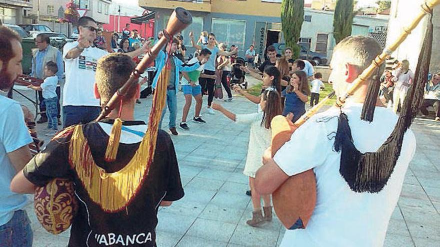 Iniciación al baile tradicional en Meira