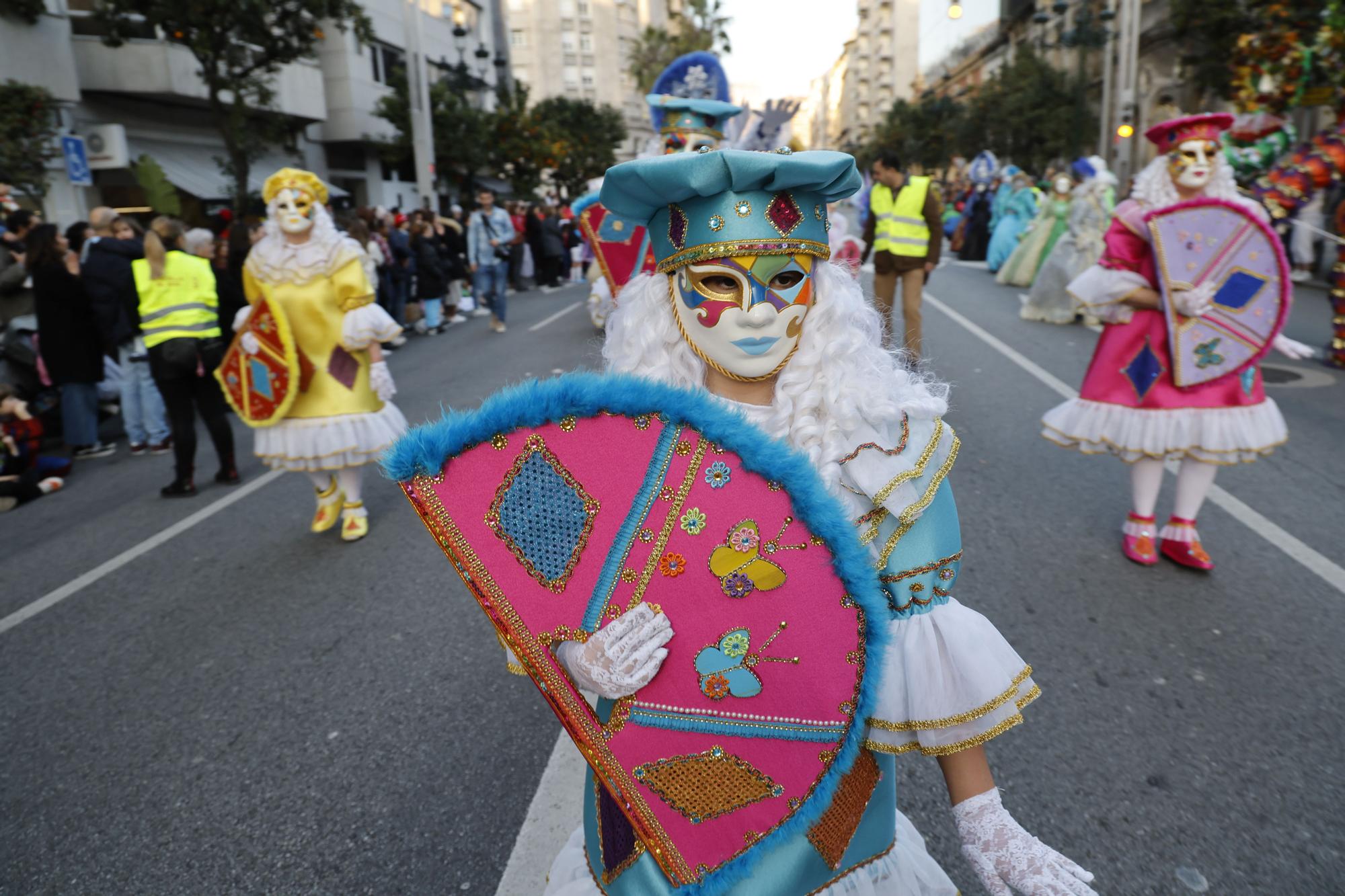 Máscaras, plumas y mucho brillo para disfrutar del fantástico mundo del entroido