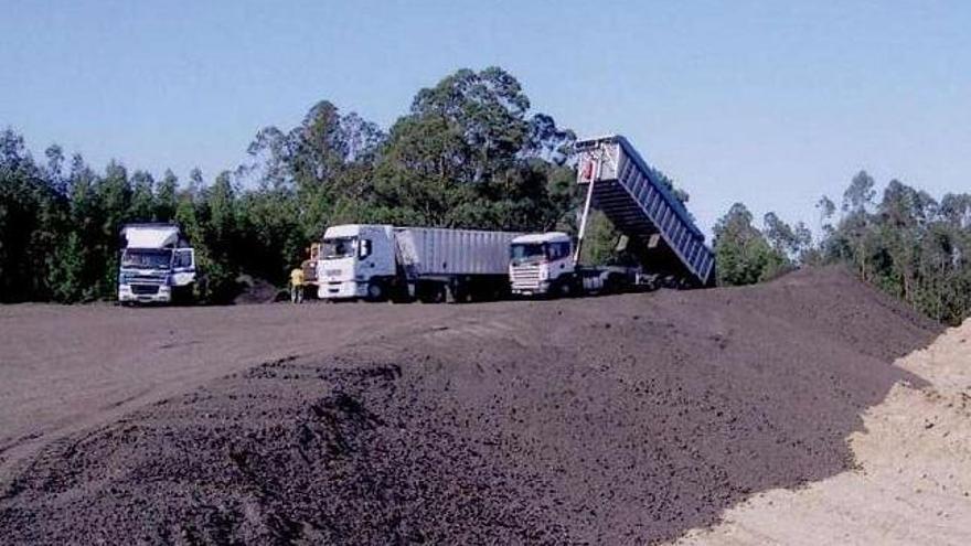 Camiones de Manmer descargando el material en el polígono de Vilar do Colo, en Fene. / la opinión