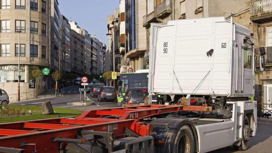 El Concello impondrá una &quot;limitación extrema&quot; al transporte pesado por Sanjurjo Badía. // Marta G. Brea