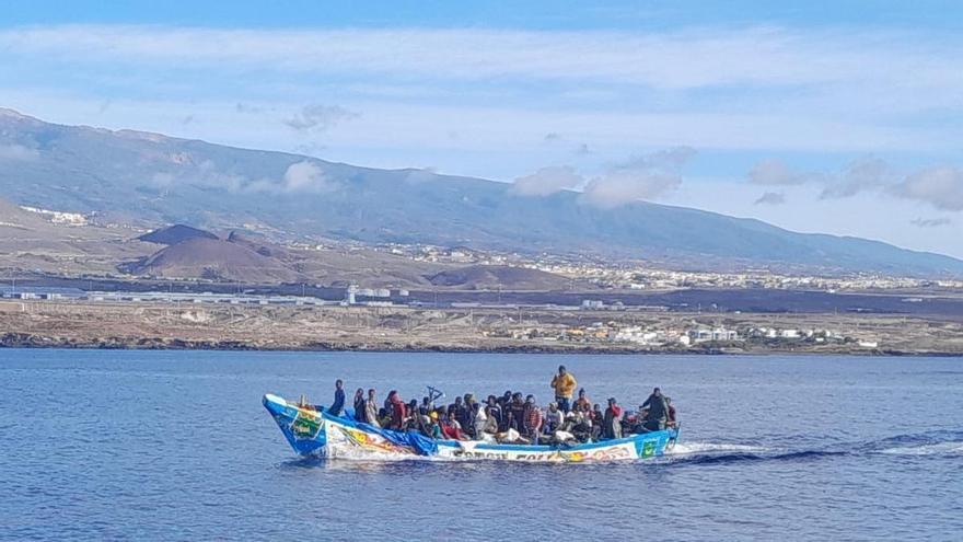 Llegan otros tres cayucos a El Hierro con 177 migrantes y dos fallecidos