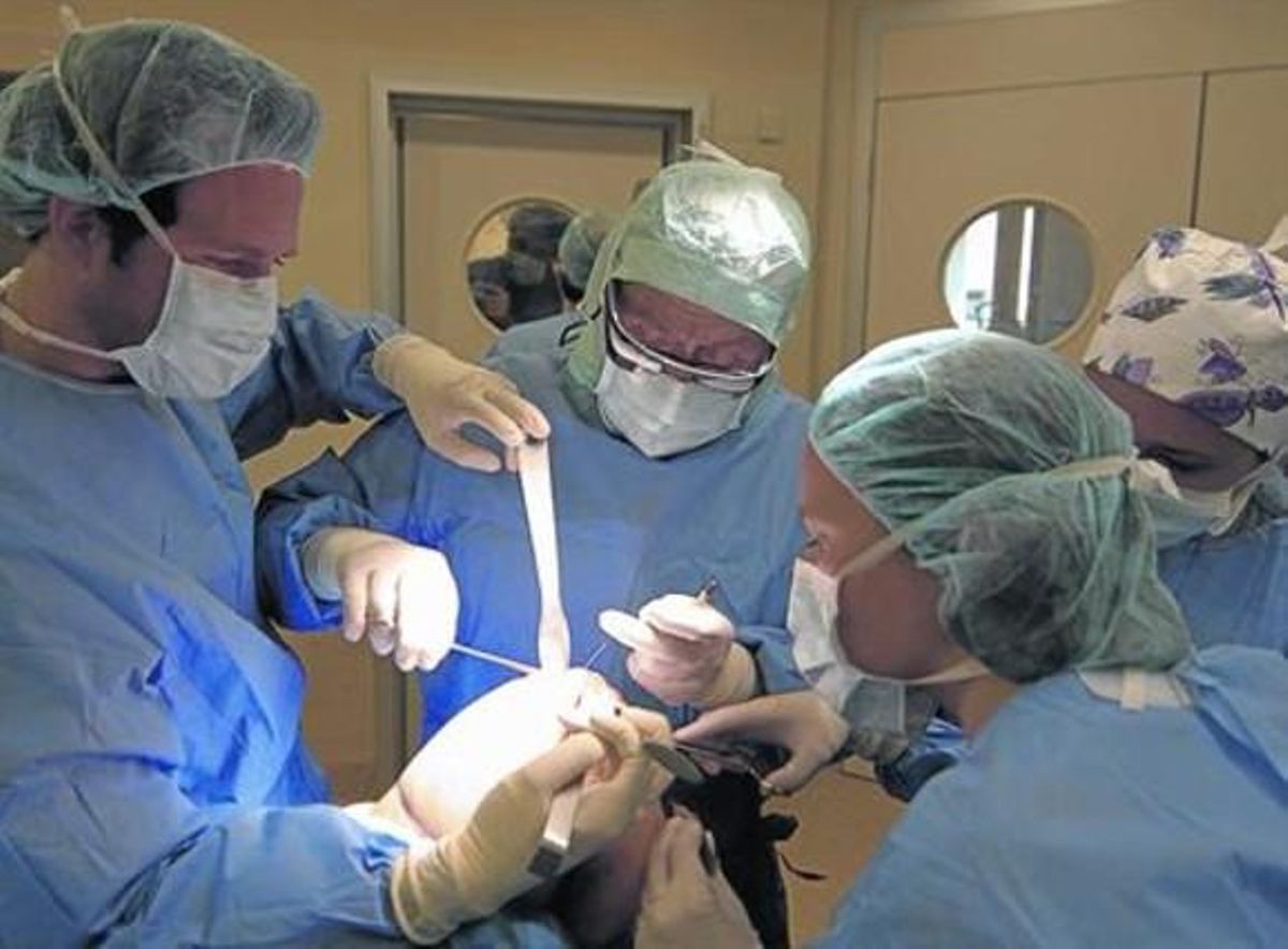 PIONER.El doctor Pedro Guillén, en la primera operació del món que es va retransmetre amb unes Google Glass, el juny del 2013.