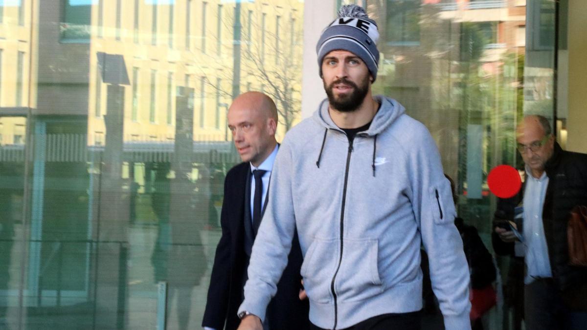 Pla americà del futbolista del Barça Gerard Piqué sortint de la Ciutat de la Justícia després de ser condemnat, el 26-11-18