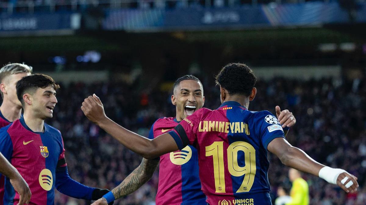 Raphina celebra con Lamine Yamal su gol ante el Benfica en el partido de la Champions League