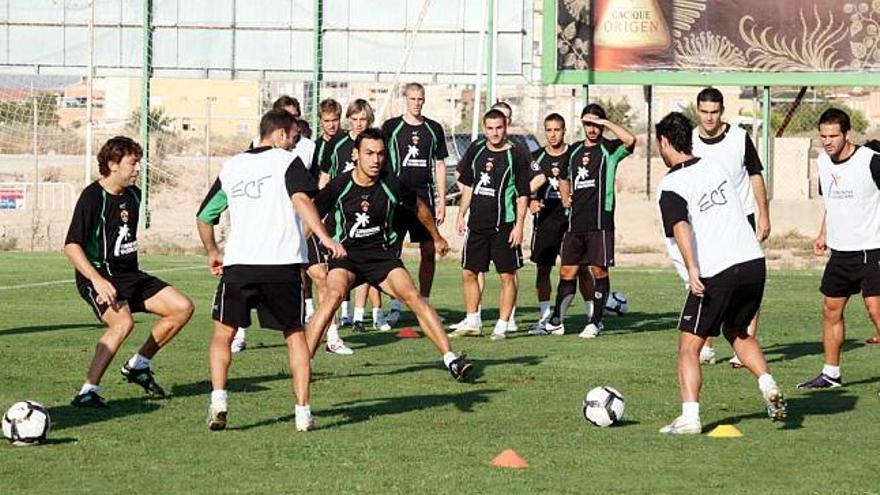 Los jugadores del Elche durante un entrenamiento en el campo anexo al Martínez Valero