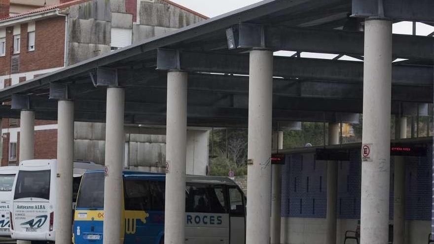 Un autobús de Roces, aparcado en la estación de Luanco en 2013.