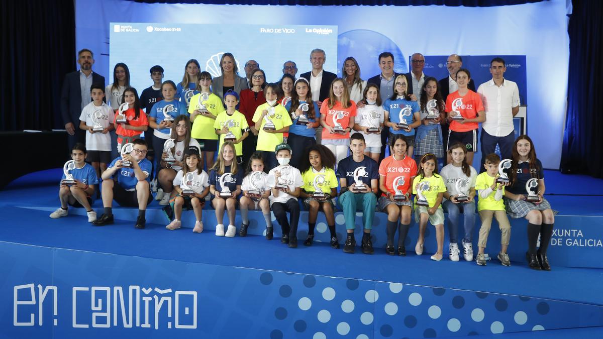 Foto de familia dos premiados cos seus galardóns, acompañados dos responsables dos xornais galegos de Prensa Ibérica.