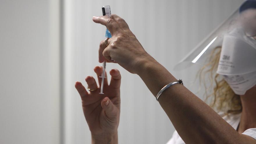 La mitad de la población de Castilla y León ya tiene al menos una dosis de la vacuna