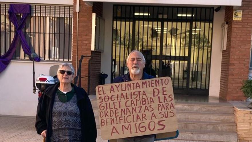 Dos ancianos protestan en Gilet ante los &quot;obstáculos&quot; para acceder a su casa