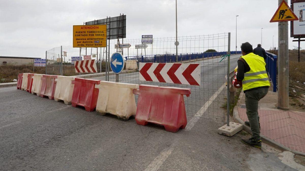 Los operarios municipales blindaban el acceso al puente esta mañana.