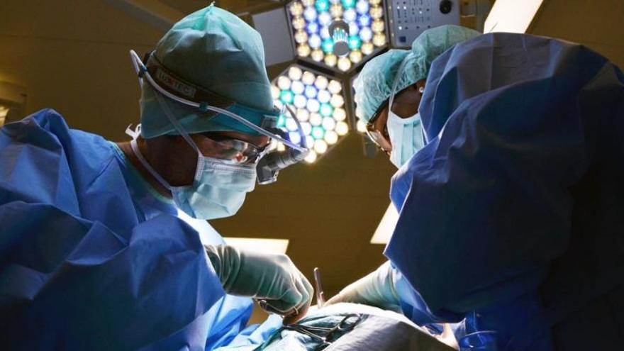 Salud quiere rescatar 300 médicos de cara al verano en Andalucía