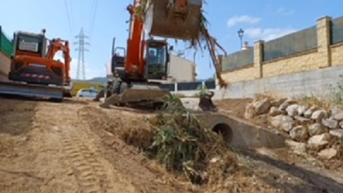 Obras de limpieza en el arroyo de la Zorrera, en Alhaurín de la Torre.