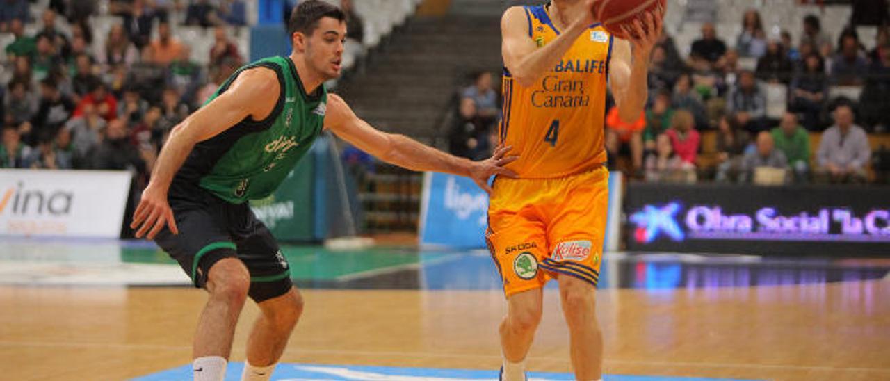 Albert Oliver, con el balón y defendido por Alberto Abalde, durante el partido del domingo frente al Joventut.