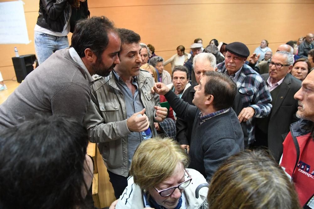 Asamblea de vecinos en el centro cívico de Eirís con Silvia Cameán y Xiao Varela