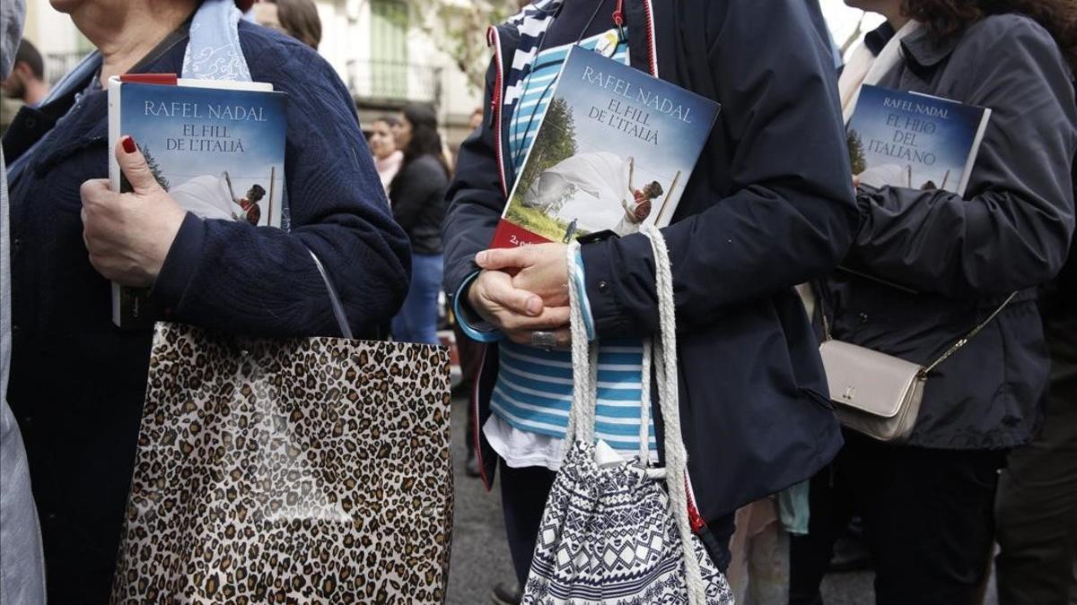 Lectores hacen cola para que Rafel Nadal les firme su libro 'El fill de l'italià'