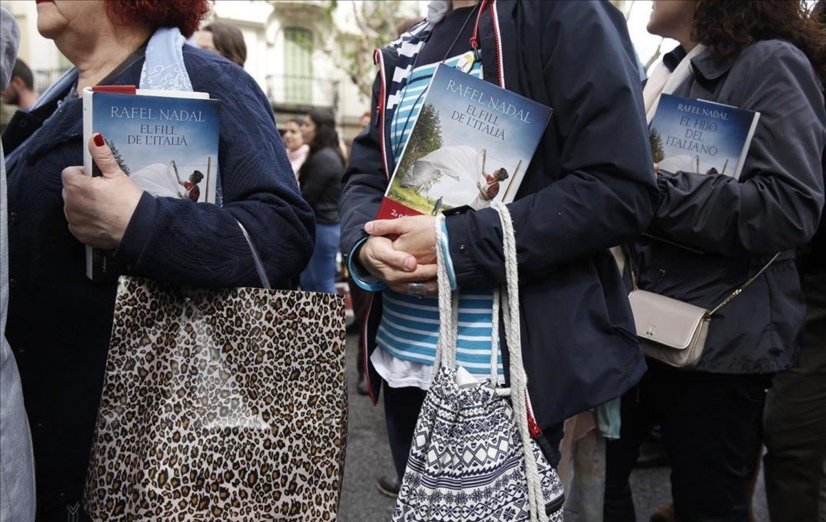 Lectores hacen cola para que Rafel Nadal les firme su libro ’El fill de l’italià’.