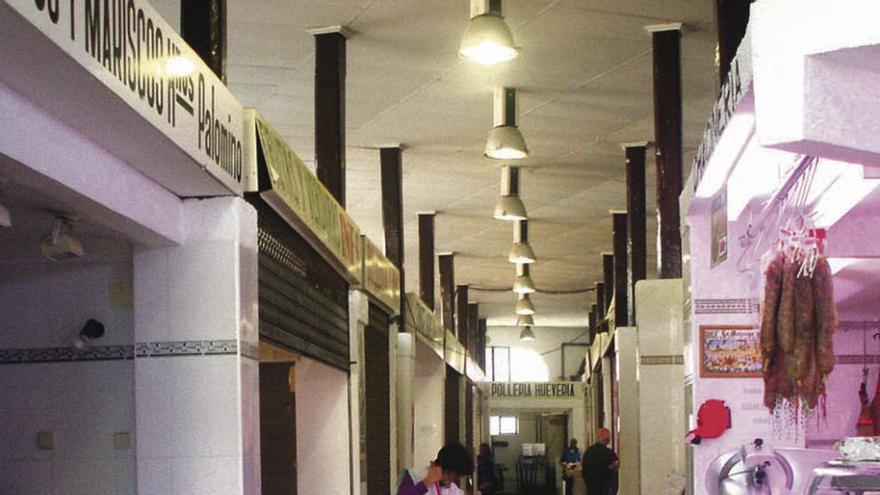 Interior del mercado en el que se han registrado filtraciones de agua. Foto