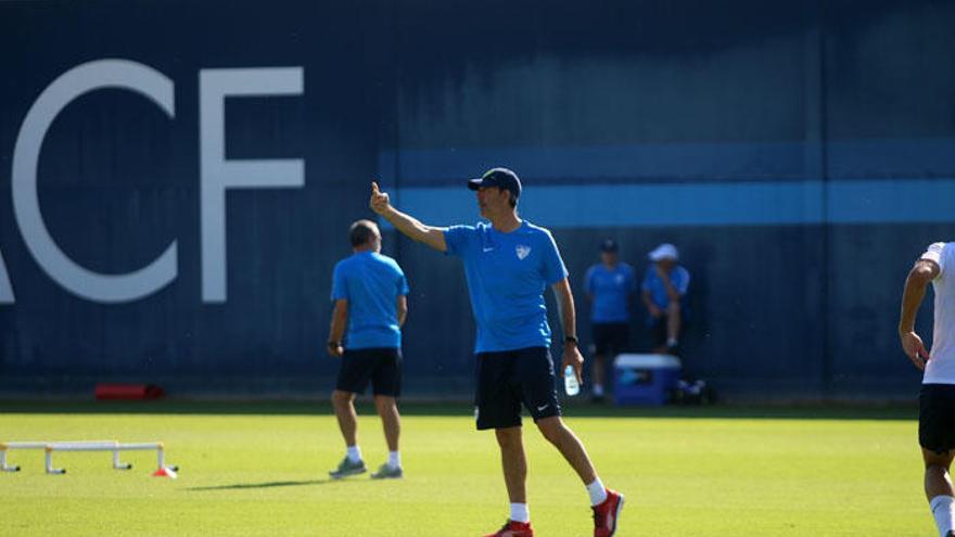 Juan Ramón López Muñiz, entrenador del Málaga, muy encima en cada entrenamiento.