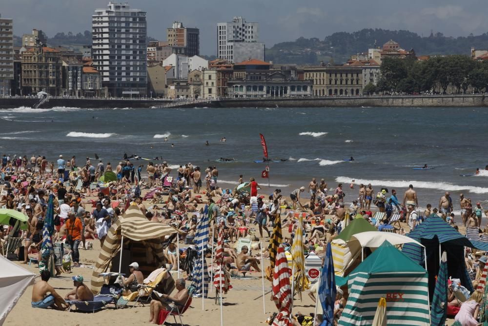 El primer fin de semana de verano llena las playas