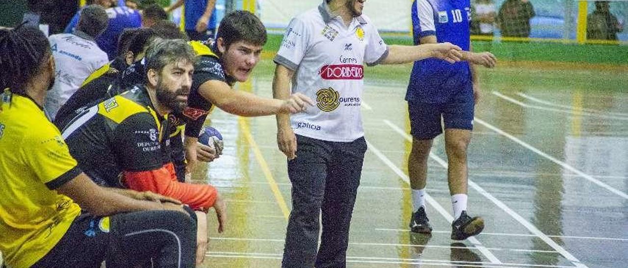 Félix Mojón, durante el partido que enfrentó al Carnes Doribeiro con el Bueu. // Carlos Peteiro