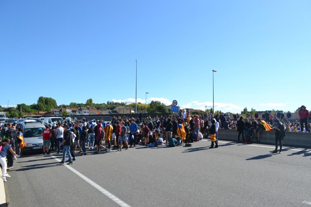 Els estudiants buiden les aules i tornen a tallar el trànsit a Manresa