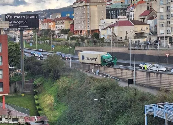 Un camión se empotra contra el quitamiedos de la AP-9 en Vigo