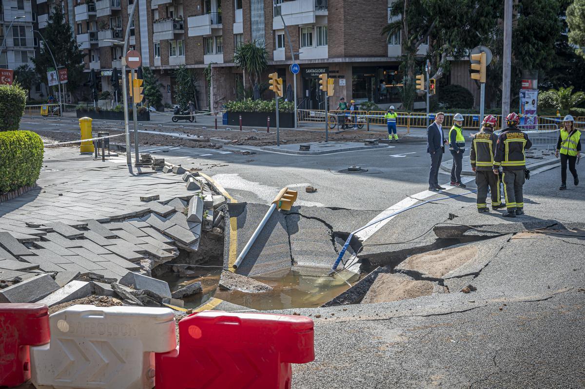 Escape de agua de grandes dimensiones en la avenida Pedralbes con el paseo Manuel Girona de Barcelona