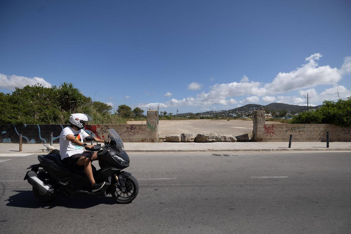 Imagen del parking privado de Talamanca, cerrado desde mayo