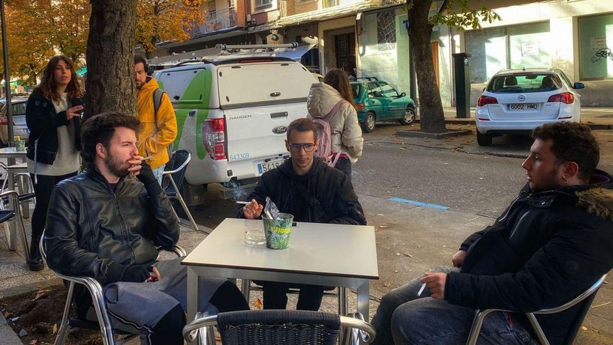 Jóvenes fumando en una terraza de la ciudad.