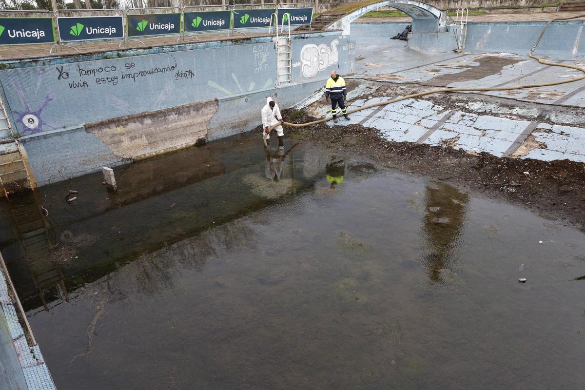 El inicio de los trabajos para dragar las piscinas de la Laboral, en imágenes