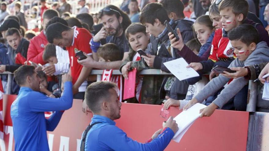 Els jugadors del Girona firmant autògrafs als aficionats més joves