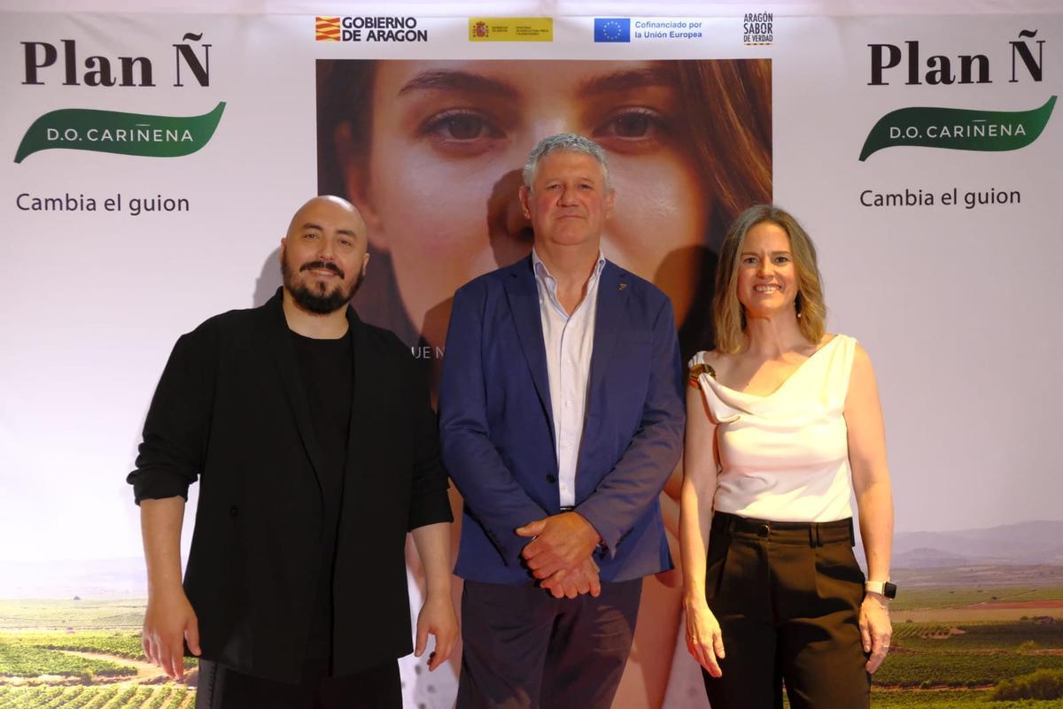 Borja Insa, Antonio Serrano y Sonia Pérez con la imagen del Plan Ñ