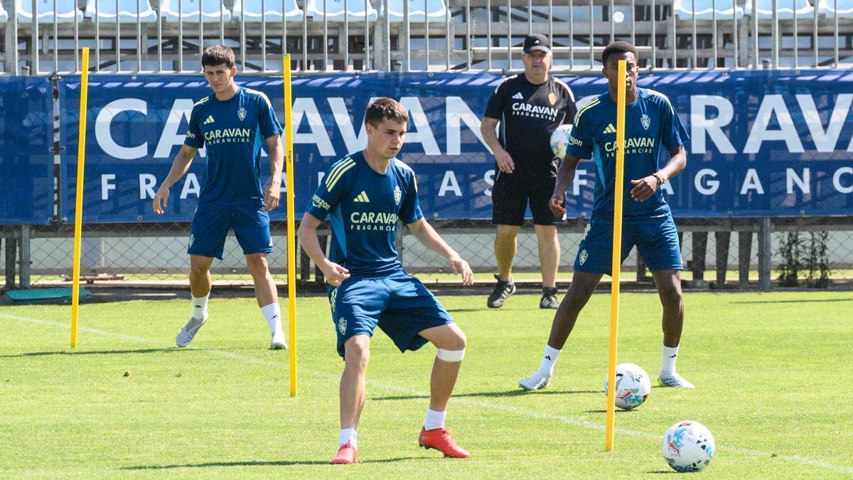 Pinilla, junto a Terrer y Gomes durante una sesión de entrenamiento.